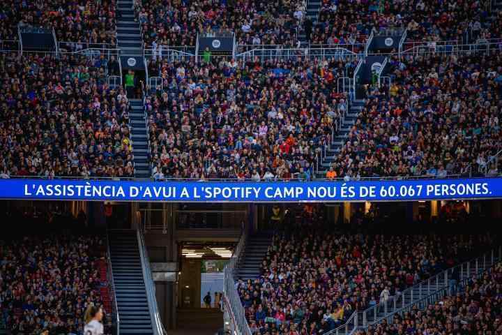  球场基建的隐形博弈：诺坎普视野受阻背后的工程逻辑与运营抉择 体育新闻