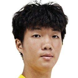  18岁中卫转会动态，何嘉隽租借加盟温州队；高大身材助力后防升级 体育新闻