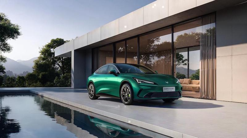  极狐全新阿尔法S5迎来升级；新增增程选项，幻影绿配色引关注。 汽车科技