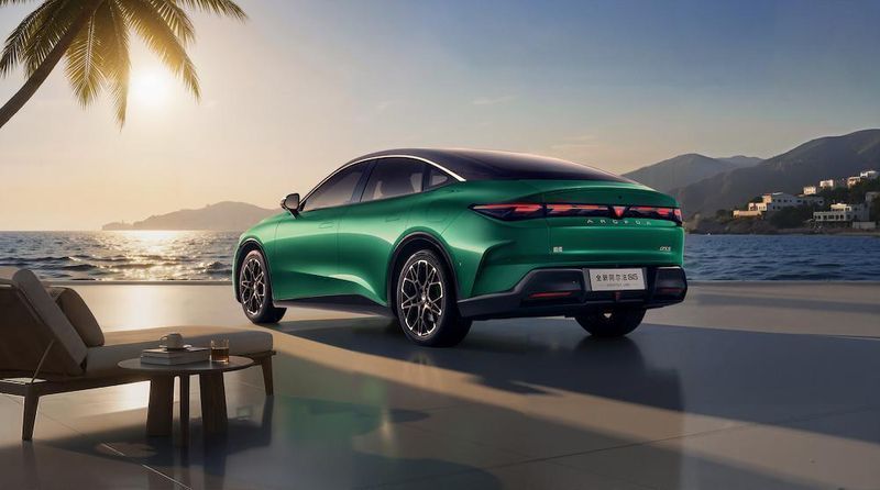  极狐全新阿尔法S5迎来升级；新增增程选项，幻影绿配色引关注。 汽车科技