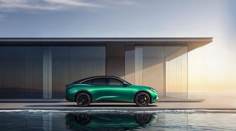  极狐全新阿尔法S5迎来升级；新增增程选项，幻影绿配色引关注。 汽车科技