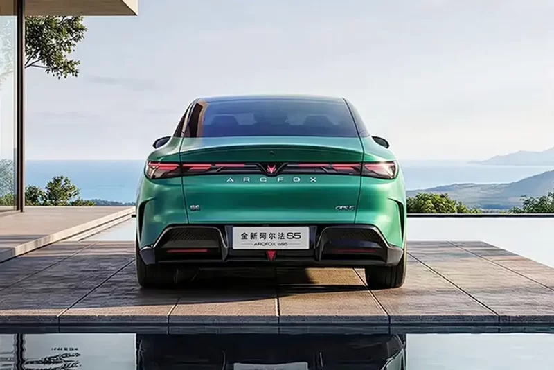  极狐全新阿尔法S5迎来升级；新增增程选项，幻影绿配色引关注。 汽车科技