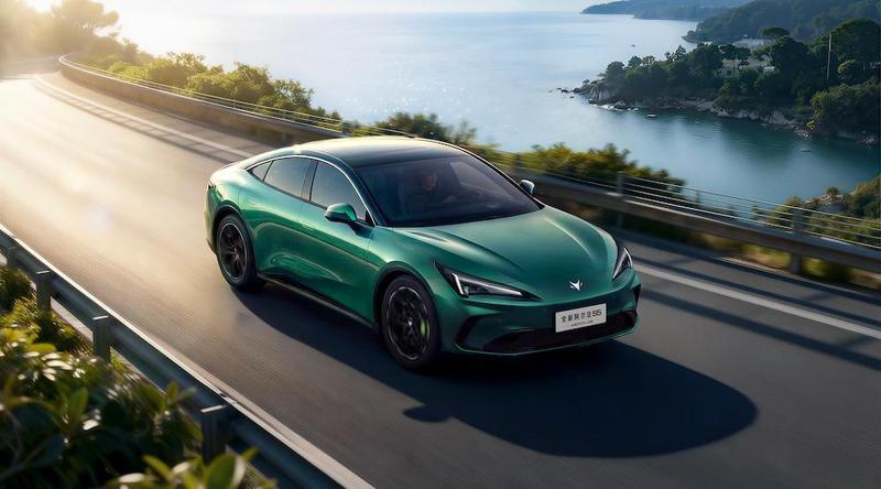  极狐全新阿尔法S5迎来升级；新增增程选项，幻影绿配色引关注。 汽车科技