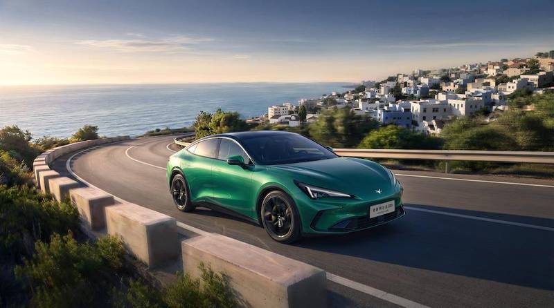  极狐全新阿尔法S5迎来升级；新增增程选项，幻影绿配色引关注。 汽车科技