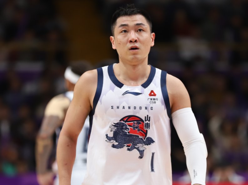  广州主场逆转取胜，郭艾伦膝伤突袭；徐昕内线称霸，山东反扑无功。 体育新闻