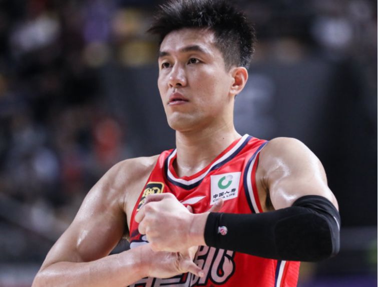  广州主场逆转取胜，郭艾伦膝伤突袭；徐昕内线称霸，山东反扑无功。 体育新闻