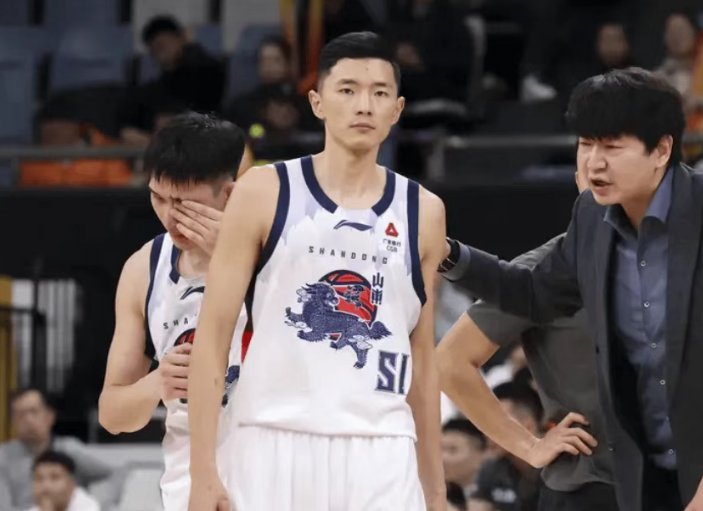  广州主场逆转取胜，郭艾伦膝伤突袭；徐昕内线称霸，山东反扑无功。 体育新闻