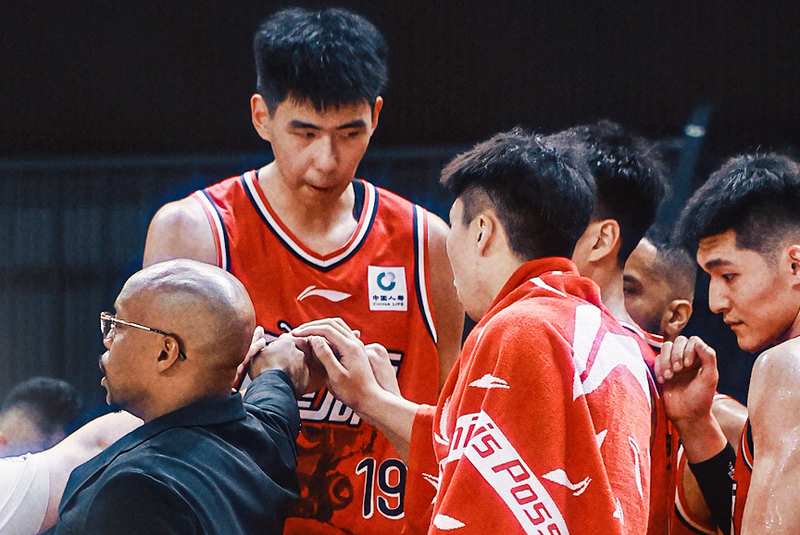  广州主场逆转取胜，郭艾伦膝伤突袭；徐昕内线称霸，山东反扑无功。 体育新闻