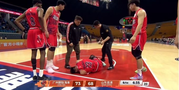  广州主场逆转取胜，郭艾伦膝伤突袭；徐昕内线称霸，山东反扑无功。 体育新闻