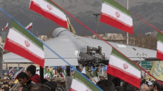  伊朗“沙赫德”无人机，在中东冲突中已成为一种标志性低成本武器；其嗡嗡声响，常常预示着报复行动的展开。 新闻