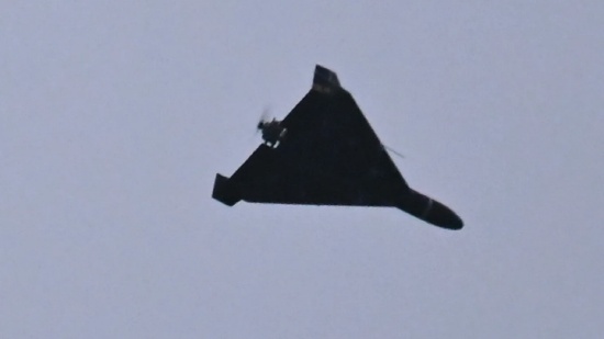  伊朗“沙赫德”无人机，在中东冲突中已成为一种标志性低成本武器；其嗡嗡声响，常常预示着报复行动的展开。 新闻