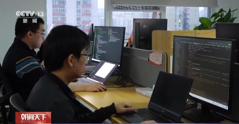  超大规模投资拉动发展；智能经济形态初现端倪，民生服务持续优化 新闻