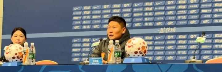  刘建业中超执教首秀平局收场；升班马铜梁龙顽强取一分；重庆足球强势回归 体育新闻