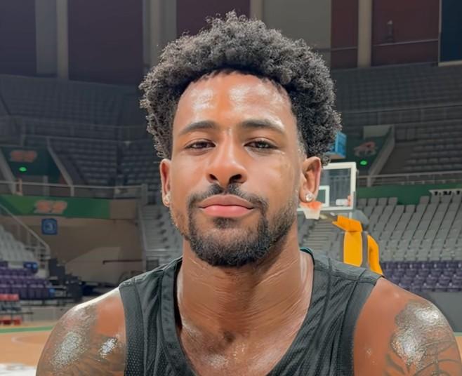  布罗金顿速度惊人抵达沈阳，辽宁队注入快攻活力；新援采访透露热情，期待场上贡献明显提升。 体育新闻 布罗金顿速度惊人抵达沈阳，辽宁队注入快攻活力；新援采访透露热情，期待场上贡献明显提升。 体育新闻