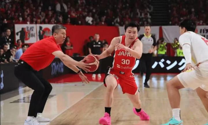  郭士强坦言抢断趣事，全明星晚宴笑声不断。 体育新闻