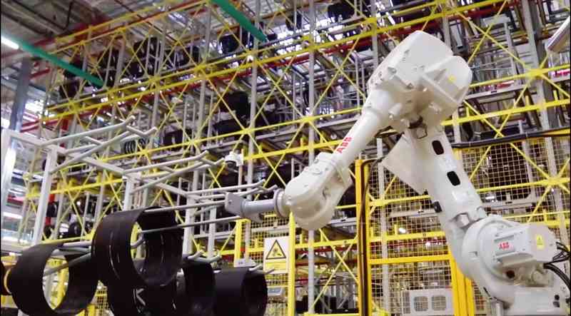  塞尔维亚兹雷尼亚宁的欧洲玲珑工厂，展现出轮胎制造的未来模样；这座高度智能化的生产基地，正以静默却高效的方式持续运转，令人印象深刻。 汽车科技