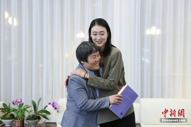  基层代表李翠利：微光书苑的坚持，；春天诗句里的希望与感动。 文化旅游