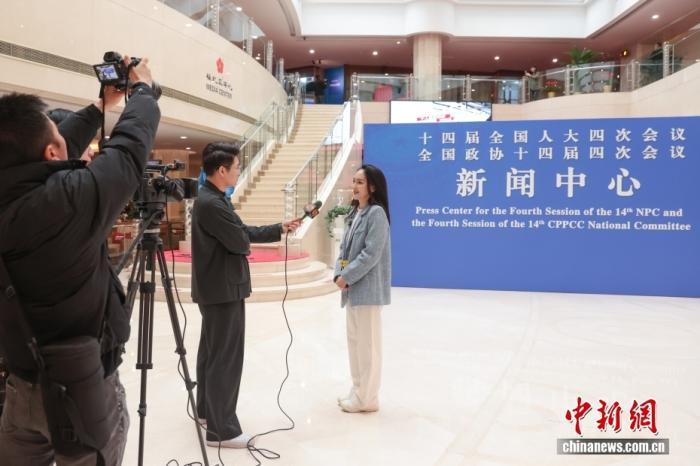  两会声音传全球；自信中国担当显现；世界从中获益。 新闻 两会声音传全球；自信中国担当显现；世界从中获益。 新闻