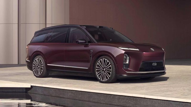  蔚来全新ES8迎来星云红新色，高端纯电SUV市场再添活力。 汽车科技