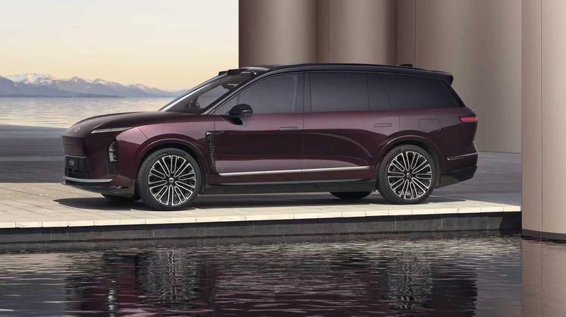  蔚来全新ES8迎来星云红新色，高端纯电SUV市场再添活力。 汽车科技