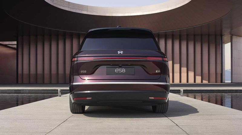  蔚来全新ES8迎来星云红新色，高端纯电SUV市场再添活力。 汽车科技