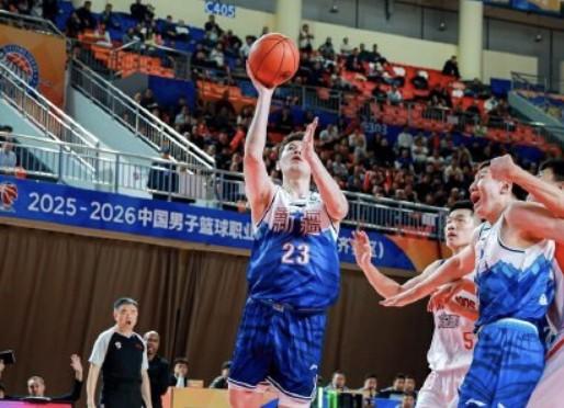  新疆伊力特主场取胜北控；阿不都沙拉木点评防守细节，新援门内加融入顺利。 体育新闻