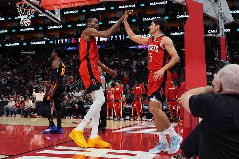  火箭队重振旗鼓，老鹰连胜梦碎主场；杜兰特高效发挥，申京三双助阵大胜。 体育新闻