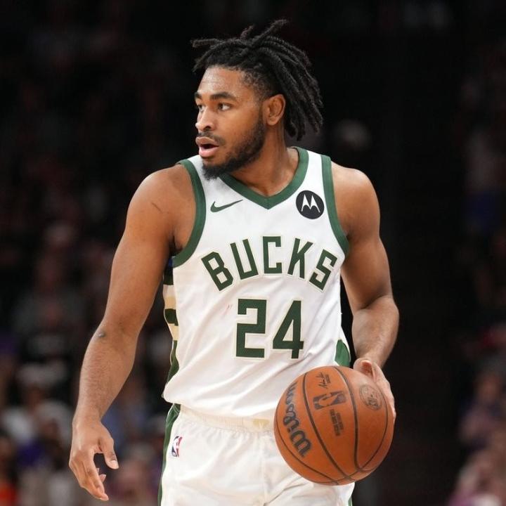  托马斯遭遇职业转折；雄鹿裁员决定引发讨论；球员未来发展面临新考验。 体育新闻