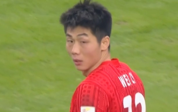  魏震眼部伤情牵动球迷心弦；国足后防面临临时调整；年轻球员迎来宝贵机遇。 体育新闻