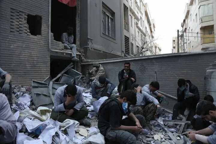 中东局势剧烈震荡；全球格局面临深刻调整；和平发展之路遭遇严峻考验。