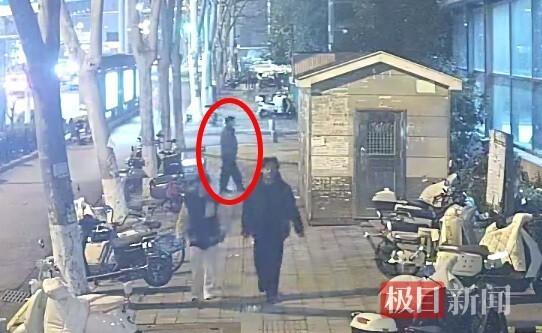  年轻快递员不慎掉落高价值收藏包裹；基层民警耐心梳理海量监控；失而复得彰显警民深厚情谊。 新闻