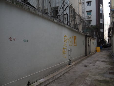 港股上市进程暂缓；万辰集团业绩表现亮眼，却伴随扩张节奏调整与财务压力显现。