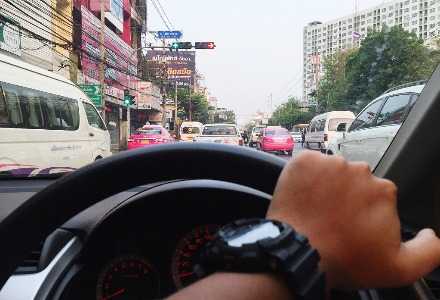  燃油机还能走多远？探讨超豪华品牌的“电改”困境 新闻